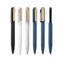 Esferográfica em alumínio 94% reciclado com detalhe em bambu no clipe